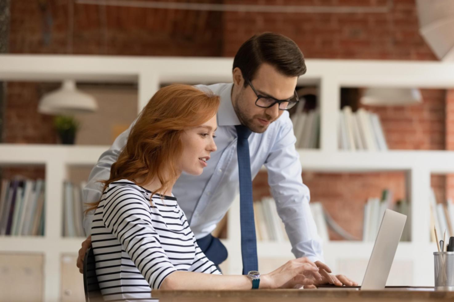 Teilnehmer bei einer Hörübung mit Kopfhörern und digitalem Interface